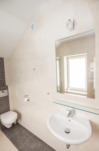 Ένα μπάνιο στο Hostel Zambrow