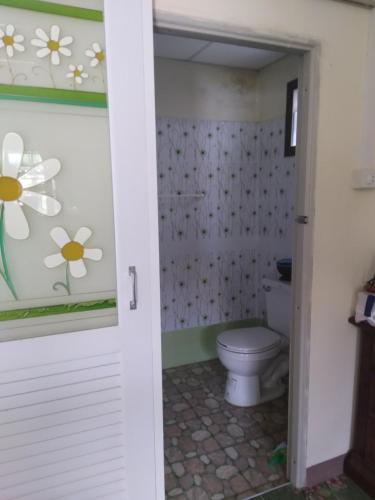 a bathroom with a toilet in a room at บ้านอังกาบ Aungkab homestay in Ban Muang Len