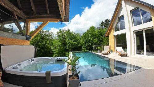 Bazén v ubytování Ferienhaus auf 7 ha Alleinlage - Pool,Whirlpool, Sauna - Das Refugium Südsteiermark nebo v jeho okolí