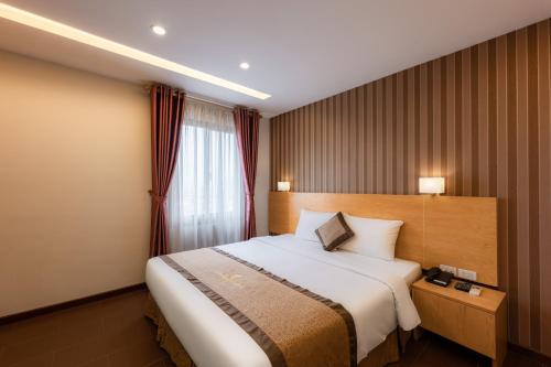 Postel nebo postele na pokoji v ubytování Riverside Hanoi Hotel