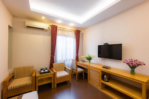 TV a/nebo společenská místnost v ubytování Riverside Hanoi Hotel