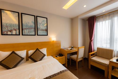 Postel nebo postele na pokoji v ubytování Riverside Hanoi Hotel