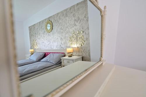 een spiegelbeeld van een bed in een slaapkamer bij FLH - Natalia 1 - Turnisor in Sibiu
