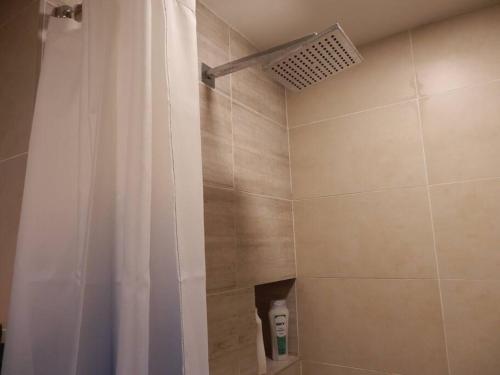 W łazience znajduje się prysznic z zasłoną prysznicową. w obiekcie Windmill Upon Hills, Genting Highlands 2 King bed & 2 free car park w mieście Genting Highlands