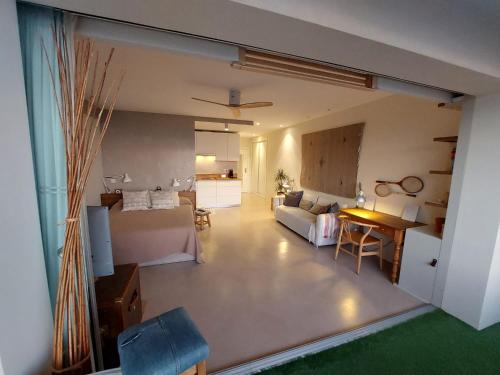 uma sala de estar com um sofá, uma cama e uma mesa em Vistas al Mar Marbella del Este em Marbella