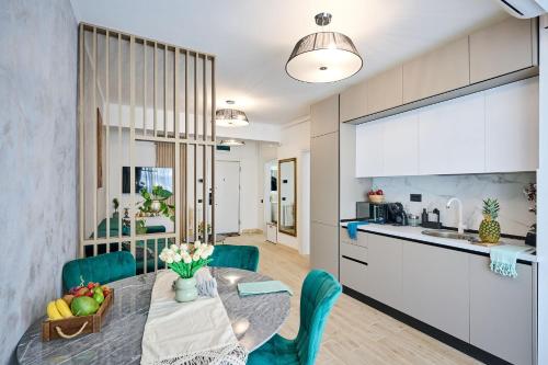 een keuken en eetkamer met een tafel en stoelen bij AdeMar Luxury Apartment- Spa&Pool Beach Resort in Mamaia