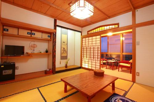 Una televisión o centro de entretenimiento en Yumoto Kobayashi