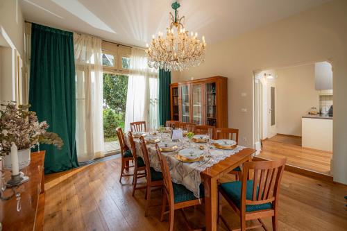 Dapur atau dapur kecil di Villa Rory