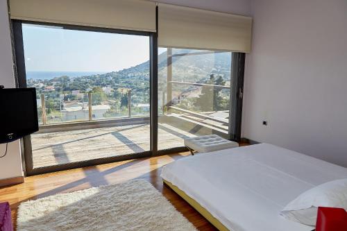Giường trong phòng chung tại Magnificent, Deluxe Villa, Lagonisi, Athens Riviera