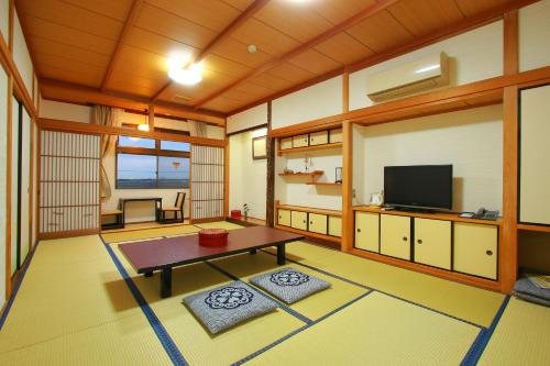 Una televisión o centro de entretenimiento en Yumoto Kobayashi