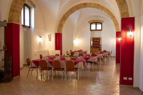 un comedor con mesas y sillas en un edificio en Hotel Colibrì, en Alessano