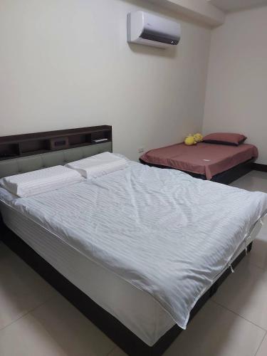 1 dormitorio con 2 camas en una habitación en Pomelo B&B, en Tianwei
