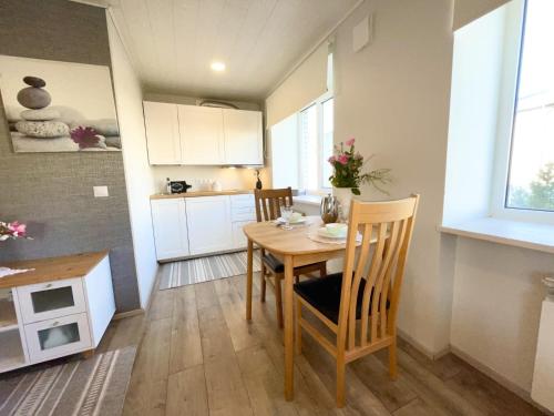 ハープサルにあるHaapsalu, Tallinna maanteeの部屋にテーブルと椅子のあるキッチン