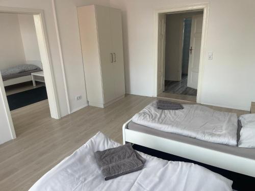 Duas camas num quarto com um espelho em Tränental 4.5 em Stassfurt