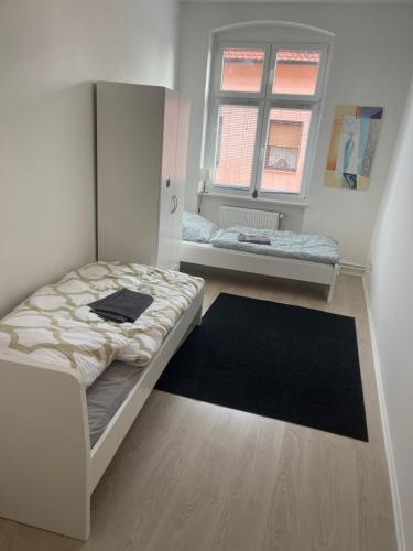 シュタースフルトにあるTränental 4.5の小さなベッドルーム(ベッド1台、窓付)
