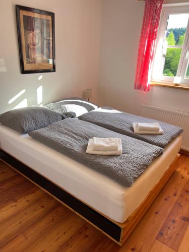 ein Bett mit zwei Handtüchern darüber in der Unterkunft Ferienhaus Borth in Altaussee