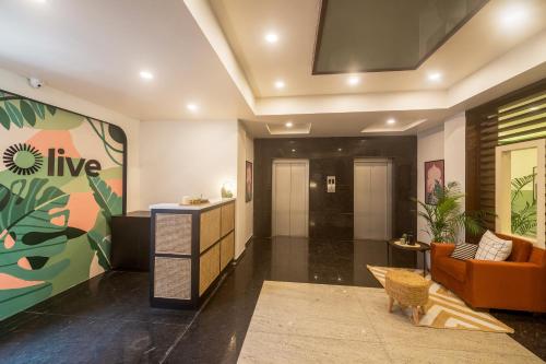een woonkamer met een bank en een tafel bij Olive Electronic City - by Embassy Group in Bangalore