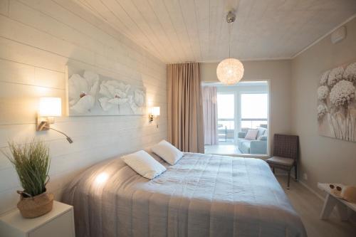a bedroom with a large bed in a room at Aurinkoranta Apartments by Hiekka Booking in Kalajoki