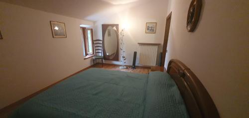1 dormitorio con cama y espejo grande en Il Cerqueto en Spoleto