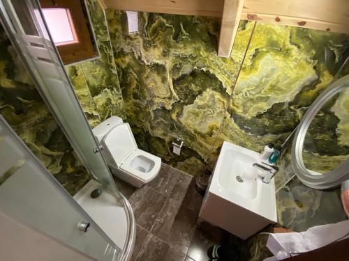 Bathroom sa Bungi dağ evleri