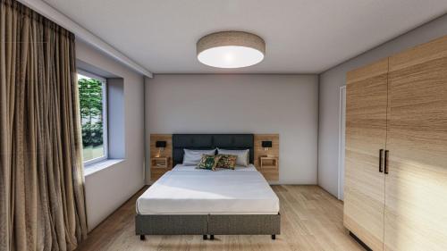een slaapkamer met een bed en een raam bij SeeStrandResort am Klopeiner See 4 in Unterburg am Klopeiner See