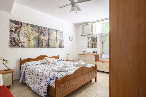 um quarto com uma cama e uma janela em Villa Isabel em Cala Gonone