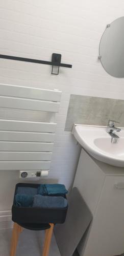 uma casa de banho branca com um lavatório e um WC em LES HIRONDELLES em Ingouville