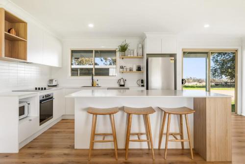 Η κουζίνα ή μικρή κουζίνα στο Cooinda Cottage - Beautiful Borenore Farm Stay