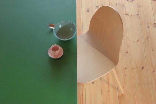 a mirror and a bowl on a wooden floor at Domaine de Ribeaugoutte in Saint-Nabord