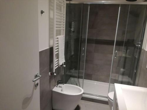 a bathroom with a shower and a toilet and a sink at Suite MM3/Repubblica, 2 min. da Staz. Centrale (C2) in Milan