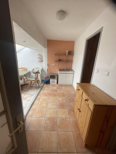 Cette chambre dispose d'une cuisine avec une table et d'un étage. dans l'établissement Chemin Neuf, à Peyriac-de-Mer