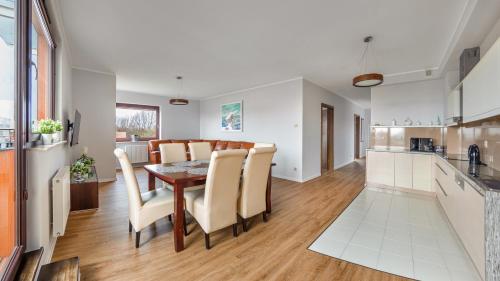 a kitchen and dining room with a table and chairs at Foka, Sun & Snow in Hel