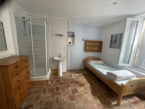 ペリアック・ド・メールにあるChemin Neufのバスルーム(ベッド1台、シャワー、シンク付)