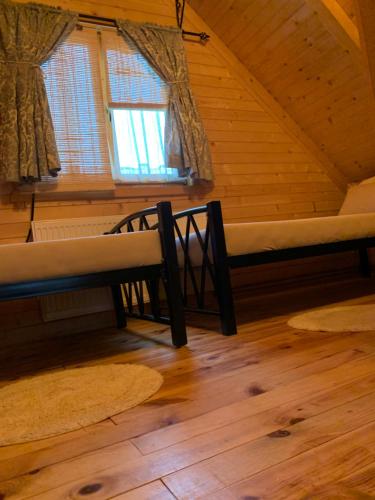 een kamer met 2 stapelbedden op een zolder bij Guest House 