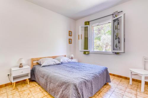 a bedroom with a bed and a window at Albizia - Maison avec Piscine Privative in Draguignan