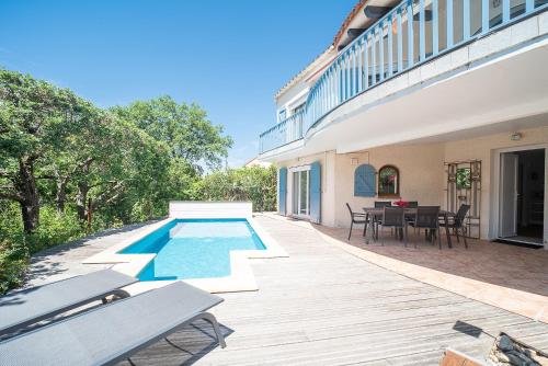 une maison avec une piscine et une terrasse dans l'établissement Le Pallagordi - Charmant appartement avec vue sur la montagne, à Céret