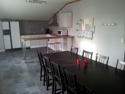 una sala da pranzo con tavolo e sedie neri di Vindsvåning i Harrström a Korsnäs