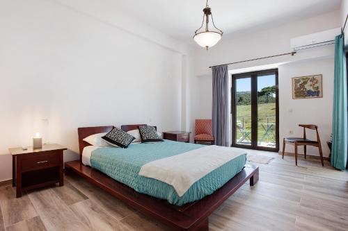 a bedroom with a bed and a large window at Wild Fig Retreat Sirocco in Maryiés