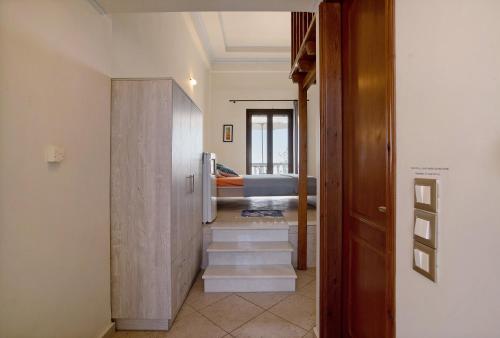 un couloir avec des escaliers menant à une chambre dans l'établissement Wild Fig Retreat Irene, à Maryiés