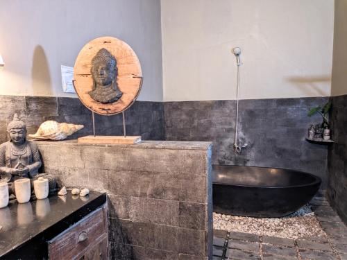 Ванная комната в Astuti Gallery Homestay