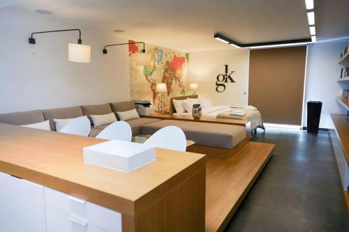 - un salon avec un canapé et une table dans l'établissement GK Deluxe Studio Apartment, à Athènes