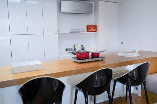 Küche/Küchenzeile in der Unterkunft GK Deluxe Studio Apartment