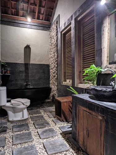Ванная комната в Astuti Gallery Homestay