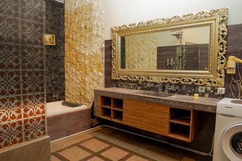 uma casa de banho com um espelho, um lavatório e uma banheira em Casa de Saka Villa em Ngaglik