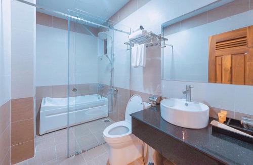 a bathroom with a sink and a toilet and a shower at Hoàng Yến Villa Dalat in Da Lat