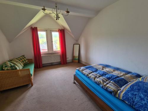 ein Schlafzimmer mit einem Bett, einem Fenster und einem Sofa in der Unterkunft Villa in Adelsheim in Adelsheim