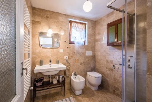 een badkamer met een wastafel, een toilet en een douche bij Il Botteghino in Siena