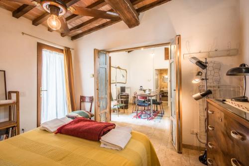 een slaapkamer met een bed en een eetkamer bij Il Botteghino in Siena