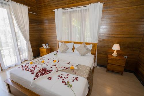 um quarto com uma cama com flores em ABIAN HOUSE NUSA PENIDA em Batununggul