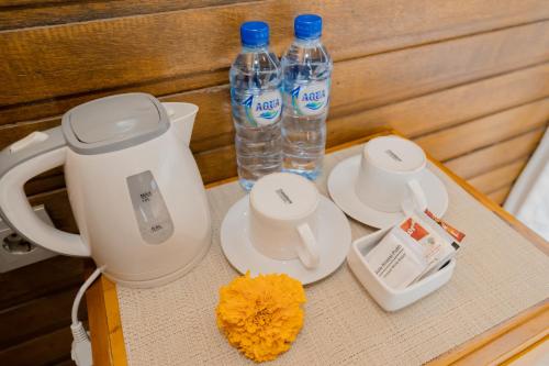 uma mesa com duas garrafas de água e duas chávenas em ABIAN HOUSE NUSA PENIDA em Batununggul